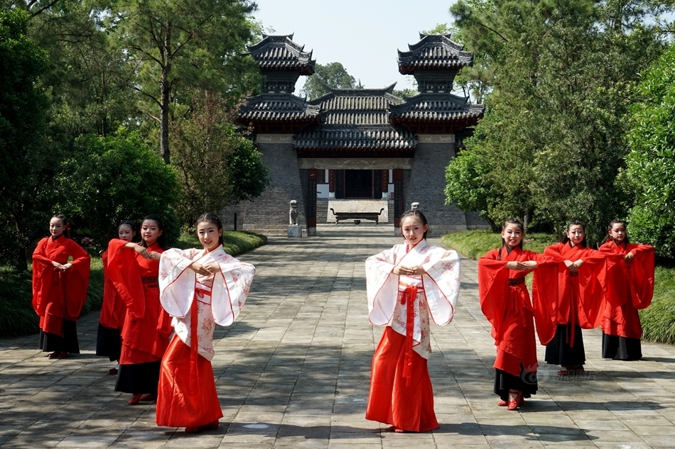 美女后入式动态图