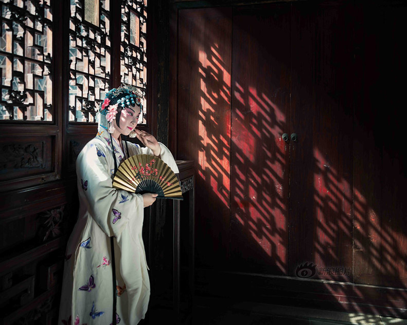 小乔被  黄漫扒衣服