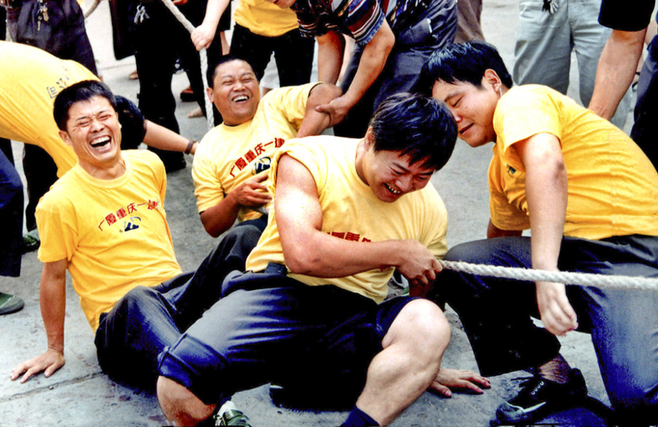 女生扒开尿口让男生捅