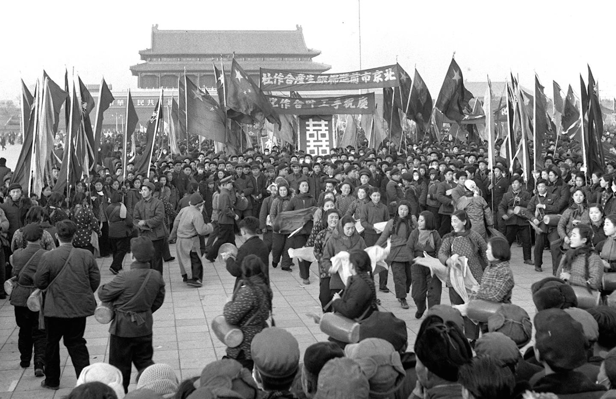 1956年1月12日下午,北京城内各区参加手工业生产合作社的新老社员和