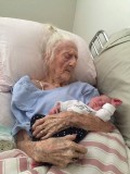 美国101岁老人Rosa Camfield去世 怀抱曾孙温馨照图片