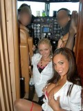 波兰一组空姐在飞机上的不雅照图片