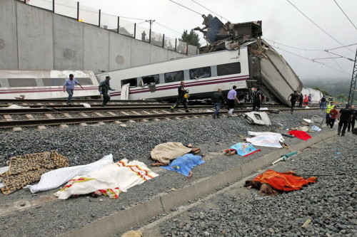 西班牙列车脱轨事故已造成56人死70人伤 - Ac