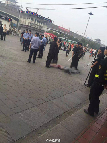 男子在西安火车站冲砸旅客被击毙(图)