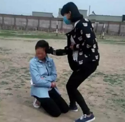 老师体罚女生脱内衣视频_女生内衣内裤半脱照片(2)