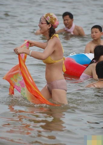 透明游泳内衣_透明内裤游泳照片