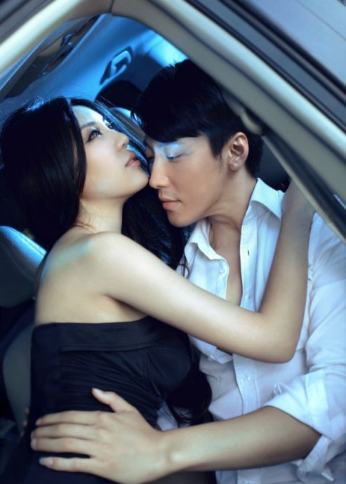 美女脱内衣让帅哥揉胸