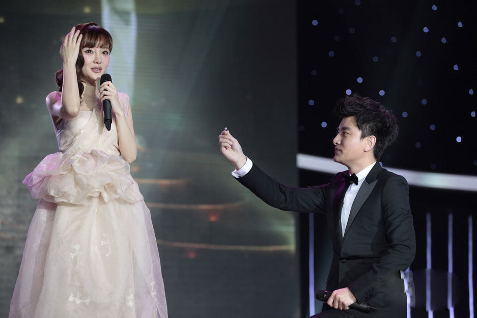 李小璐和贾乃亮婚纱照_贾乃亮李小璐婚纱照(2)