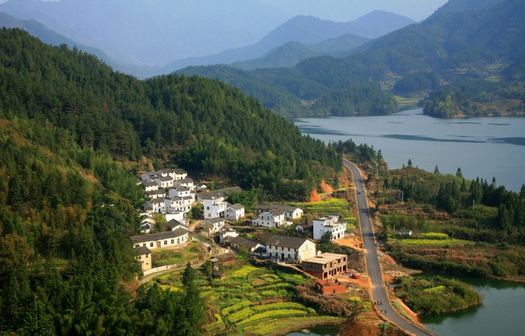 人口与生态环境_...慕苗家人居住的生态环境-贵州的山