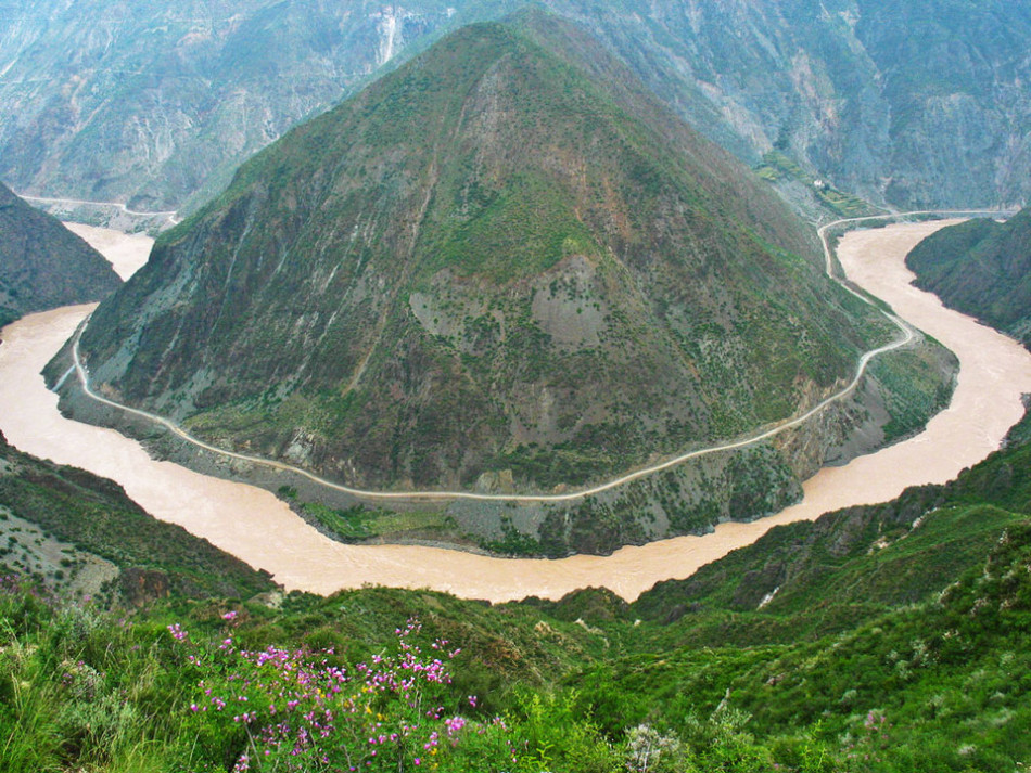 香格里拉人口_香格里拉图片风景图片(3)
