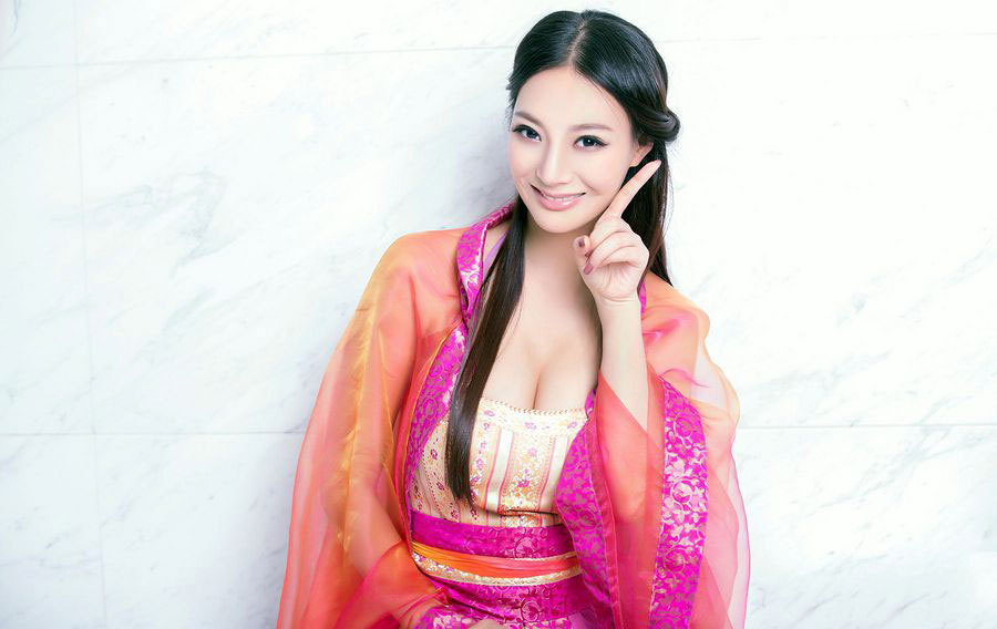 一路向西 王李丹妮性感写真 演绎初春缤纷