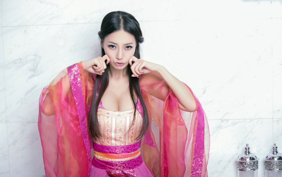 一路向西 王李丹妮性感写真 演绎初春缤纷