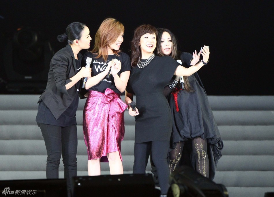 那英胸上一个桃心猜成语_那英性感图片(3)