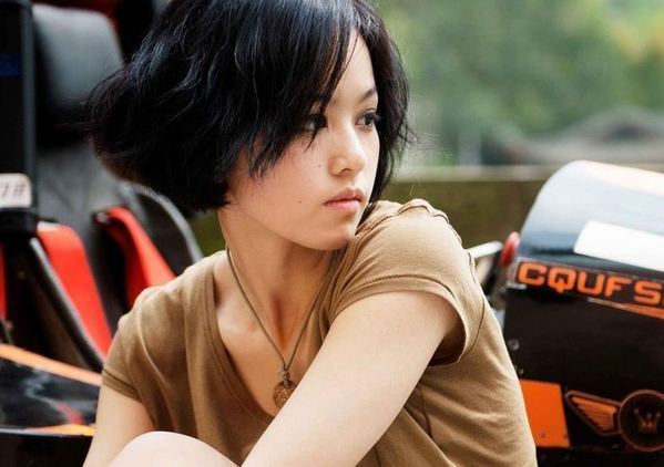 性感赛车手婚纱照曝光_性感赛车手婚纱照曝光 抹胸装大展喷血身材 图(2)