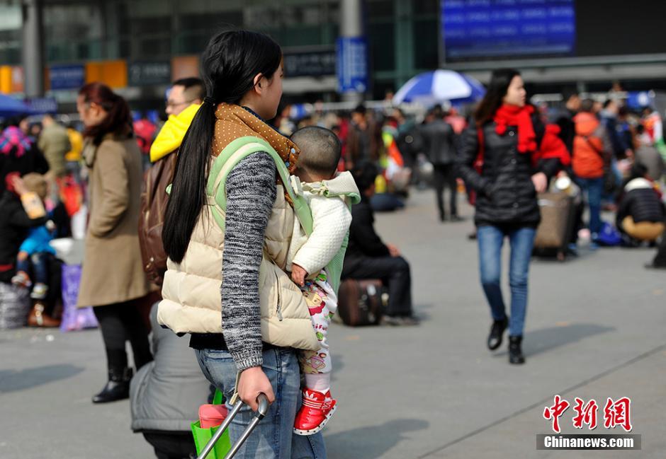 中国的人口大迁徙_中国人口 大 迁徙 镜头下的九年春运路(2)