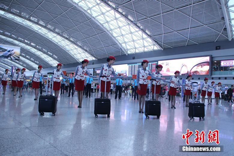 飞机场的人来人往 67085_4161159_179509.jpg