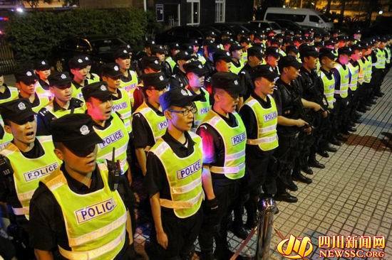 外来人口集聚_中山:外来人员聚集事件  -越南在南沙南威岛铺设巨幅国旗宣示(2)