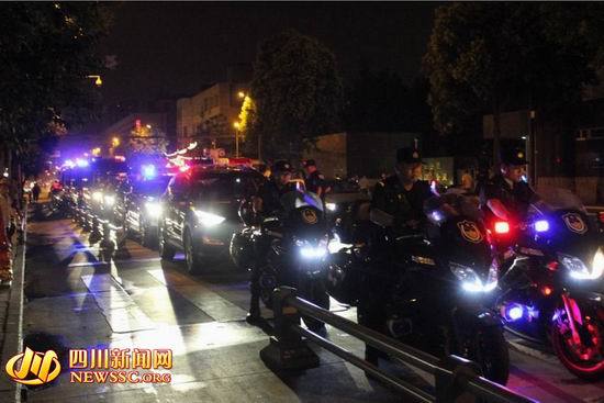 外来人口集聚_中山:外来人员聚集事件  -越南在南沙南威岛铺设巨幅国旗宣示(3)