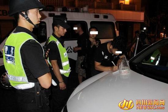 外来人口集聚_中山:外来人员聚集事件  -越南在南沙南威岛铺设巨幅国旗宣示(3)