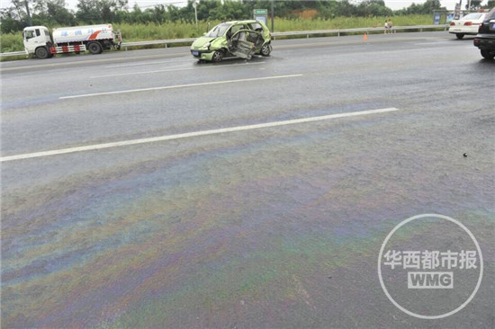 早上9点过,成都剑南大道南段发生一起车祸,一辆往华阳方向的越野高清图片