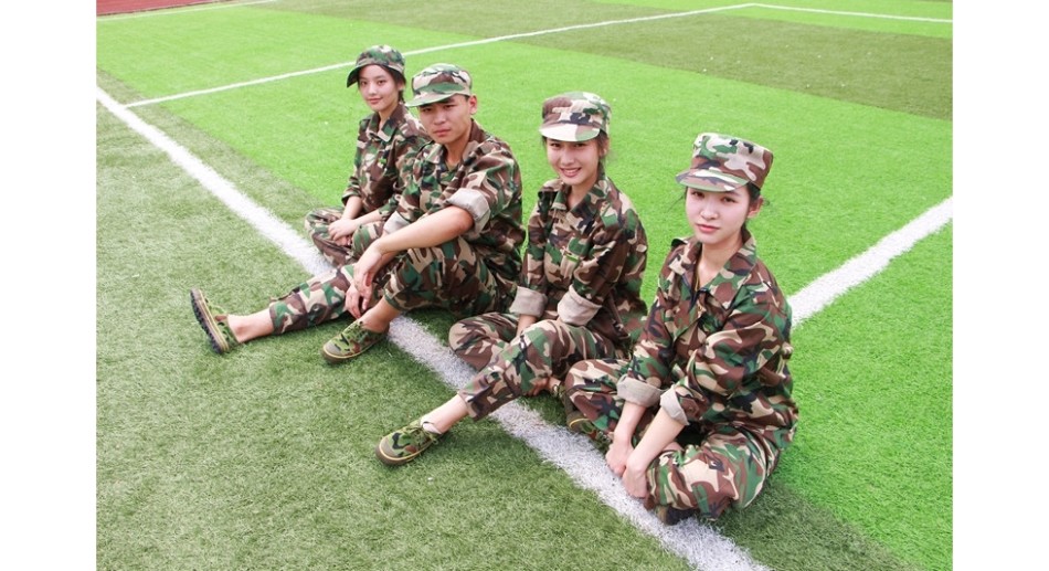四川高校军训 男神女神震撼来袭_四川新闻_巴