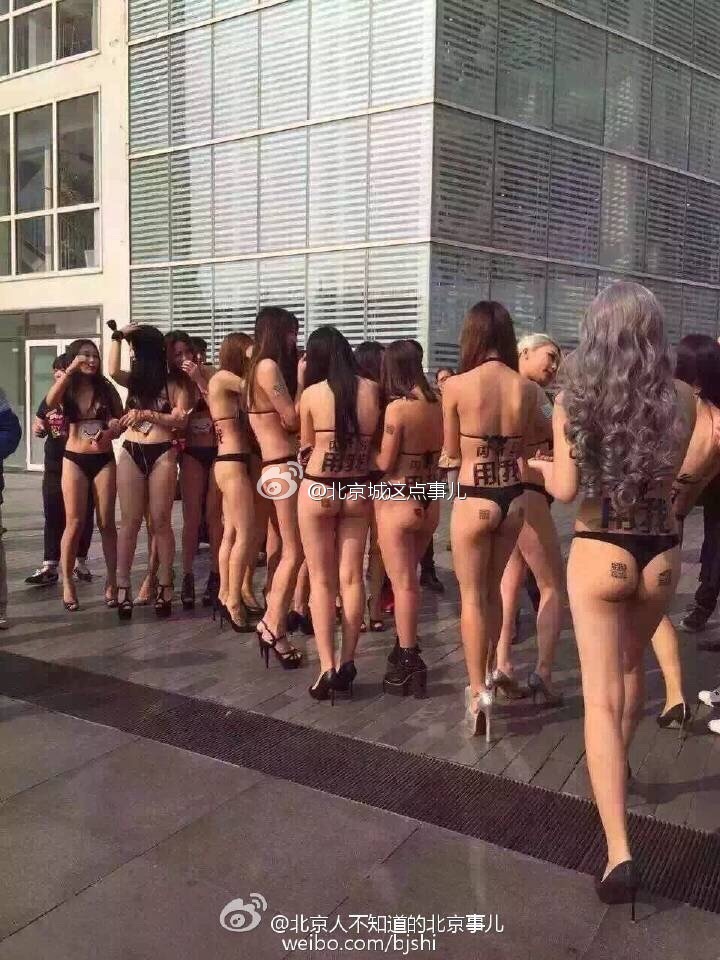 女子只穿内衣_美女只穿内衣(2)