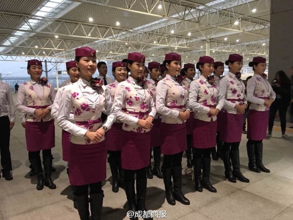 高铁乘务和幼师这两个专业女孩学哪个比较好