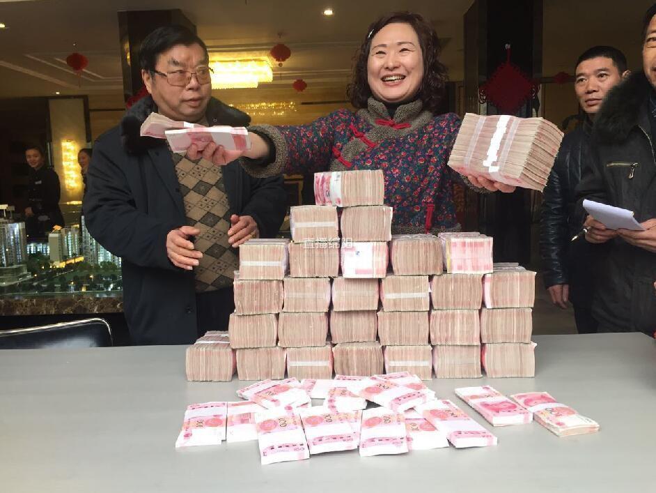 绵阳老板三百万现金发工资 农民工拿麻袋装钱