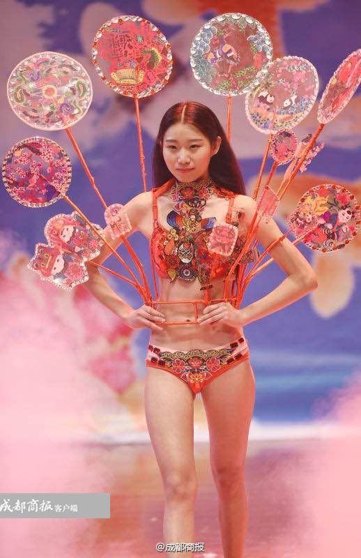 流鼻血的内衣秀(2)