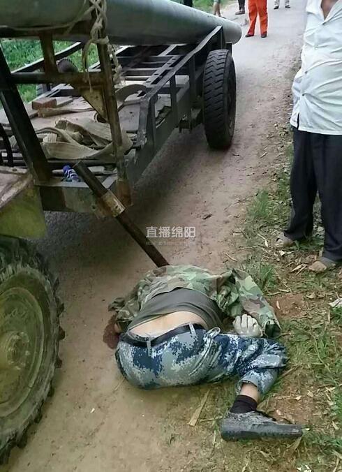 绵阳男子被电线杆砸头 当场身亡
