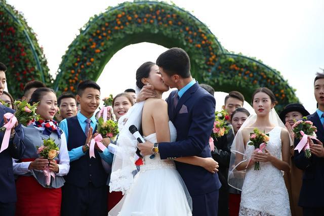 双11婚纱活动_动漫婚纱情侣头像(3)