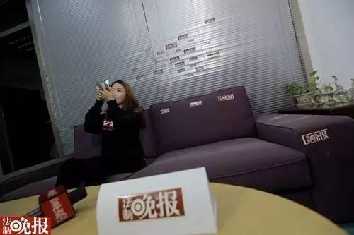 伸进她的内衣_整只手伸进女生内衣(3)