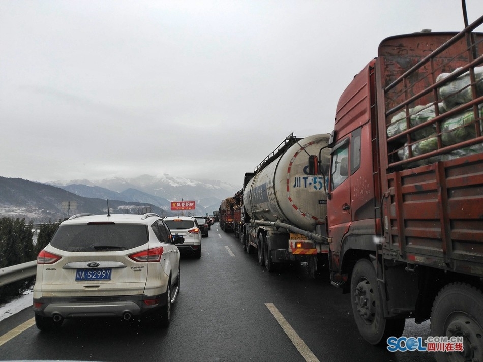 山路段降雪,从西昌往成都方向行驶的汽车将在彝海下站从栗子坪高清图片