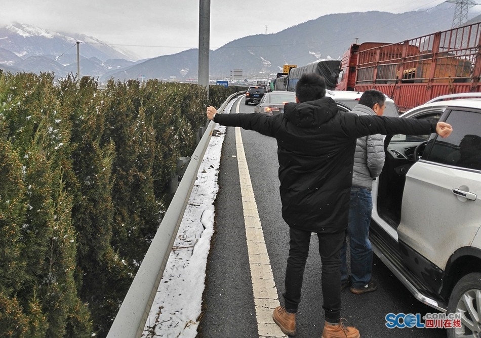 山路段降雪,从西昌往成都方向行驶的汽车将在彝海下站从栗子坪高清图片