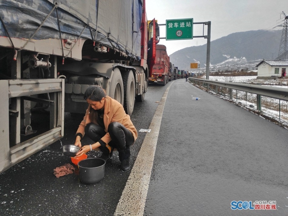 山路段降雪,从西昌往成都方向行驶的汽车将在彝海下站从栗子坪高清图片