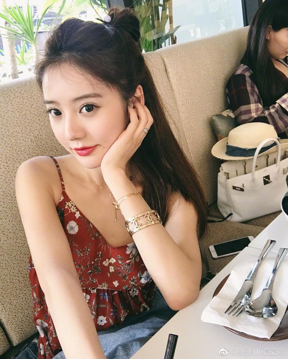 网红美女穿清凉吊带 大秀诱人酥胸
