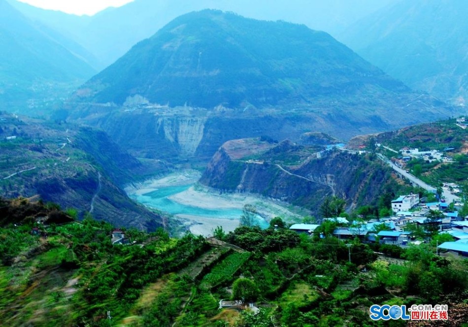 大渡河发源于青海与四川交界的果洛山,河水自北向南,奔腾而下,一路