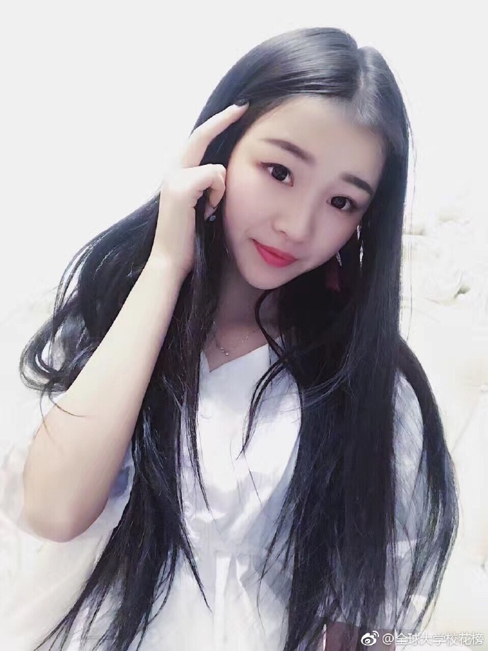 猜你喜欢 4 / 9 四川大学锦城学院校花,黎海灵.图据微博.