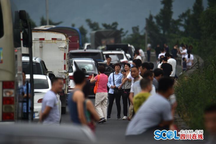 29日都汶高速大堵车 又成停车场