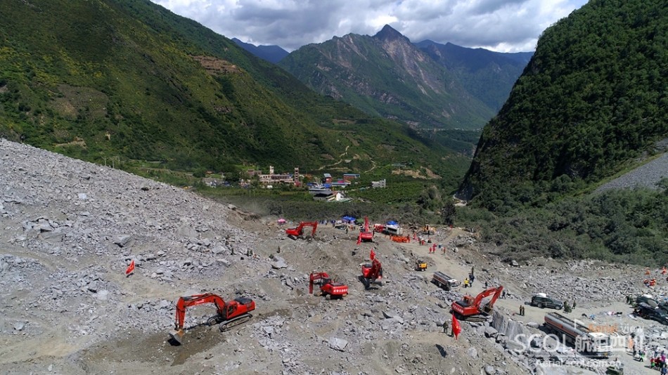 航拍茂县山体滑坡现场 一栋小楼险遭没顶