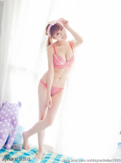 可爱小萝莉穿内衣装