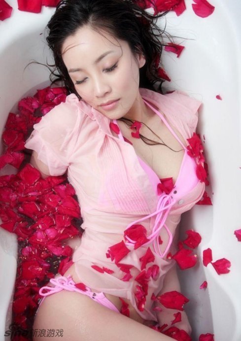 巨乳邵路雅火辣性感