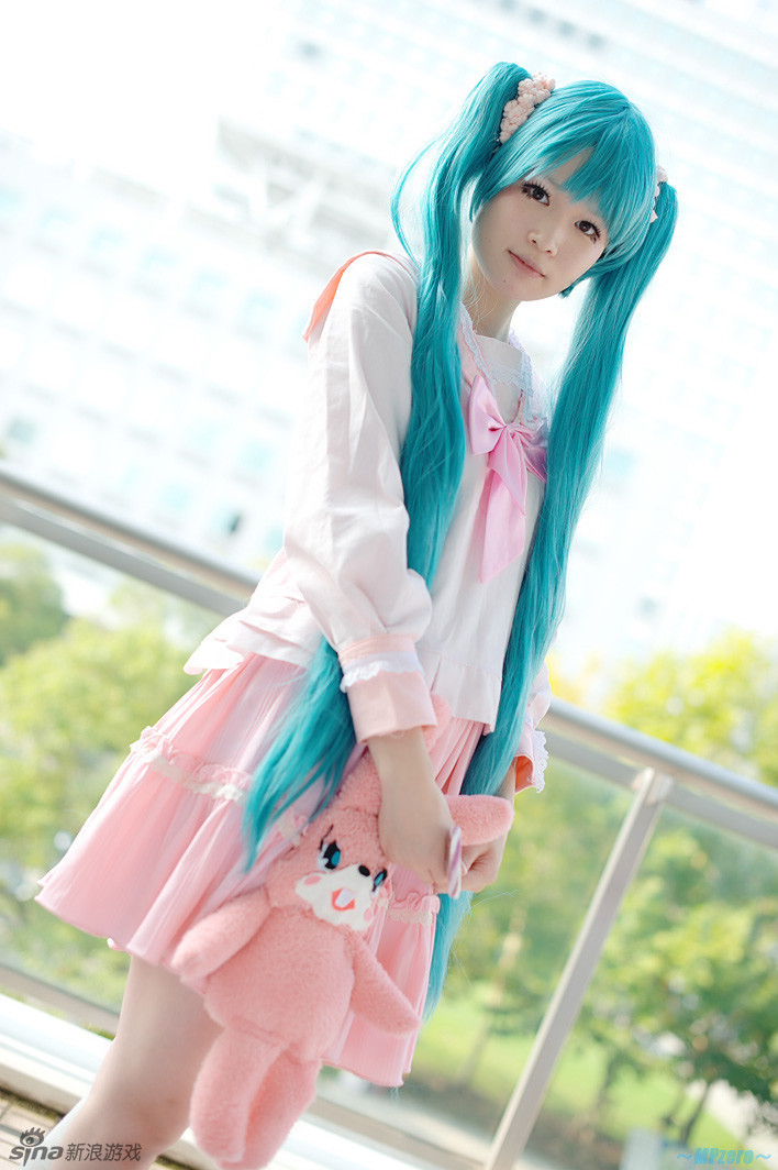 cosplay专辑 > 可爱小萝莉cos粉衣初音 依然是个萌物  支持   键翻阅