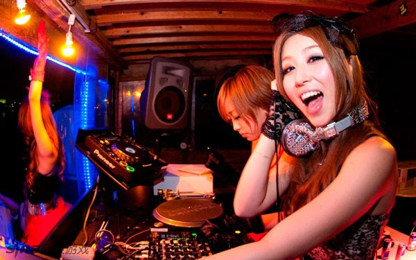 东京夜场狂欢派对中的dj美女