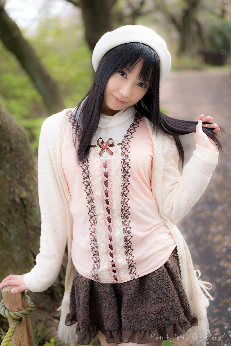 下限少女莲妹新作风格转变尽显清纯路线
