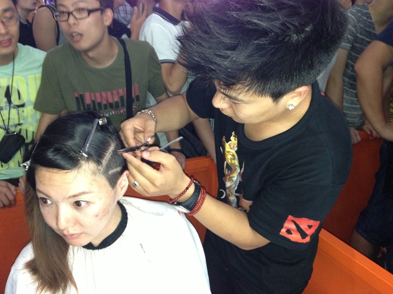 被刀塔头占领的CJ DOTA2展台最帅<em>发型师</em>走红