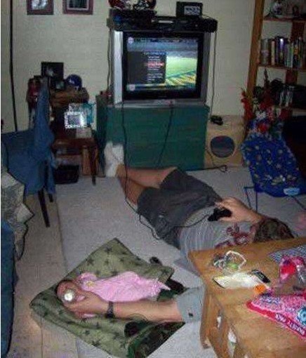 囧图:消防员看游戏忘救火 宅男悬挂女友 - 游戏