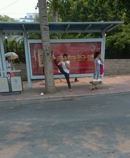 囧图:消防员看游戏忘救火 宅男悬挂女友 - 游戏