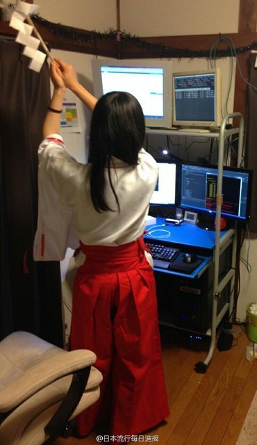 囧图:消防员看游戏忘救火 宅男悬挂女友 - 游戏