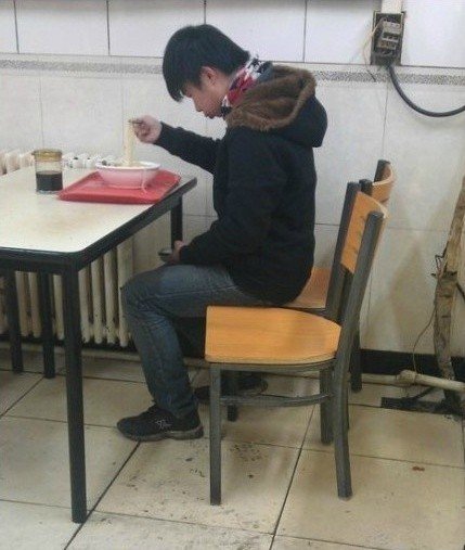 囧图:消防员看游戏忘救火 宅男悬挂女友 - 游戏